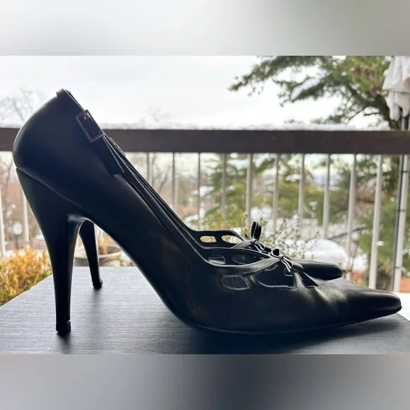 Vintage Dolce & Gabbana (D&G) Pointed Toe Heels
EU 40 | US 10
Made in Italy - Picture 4 of 9